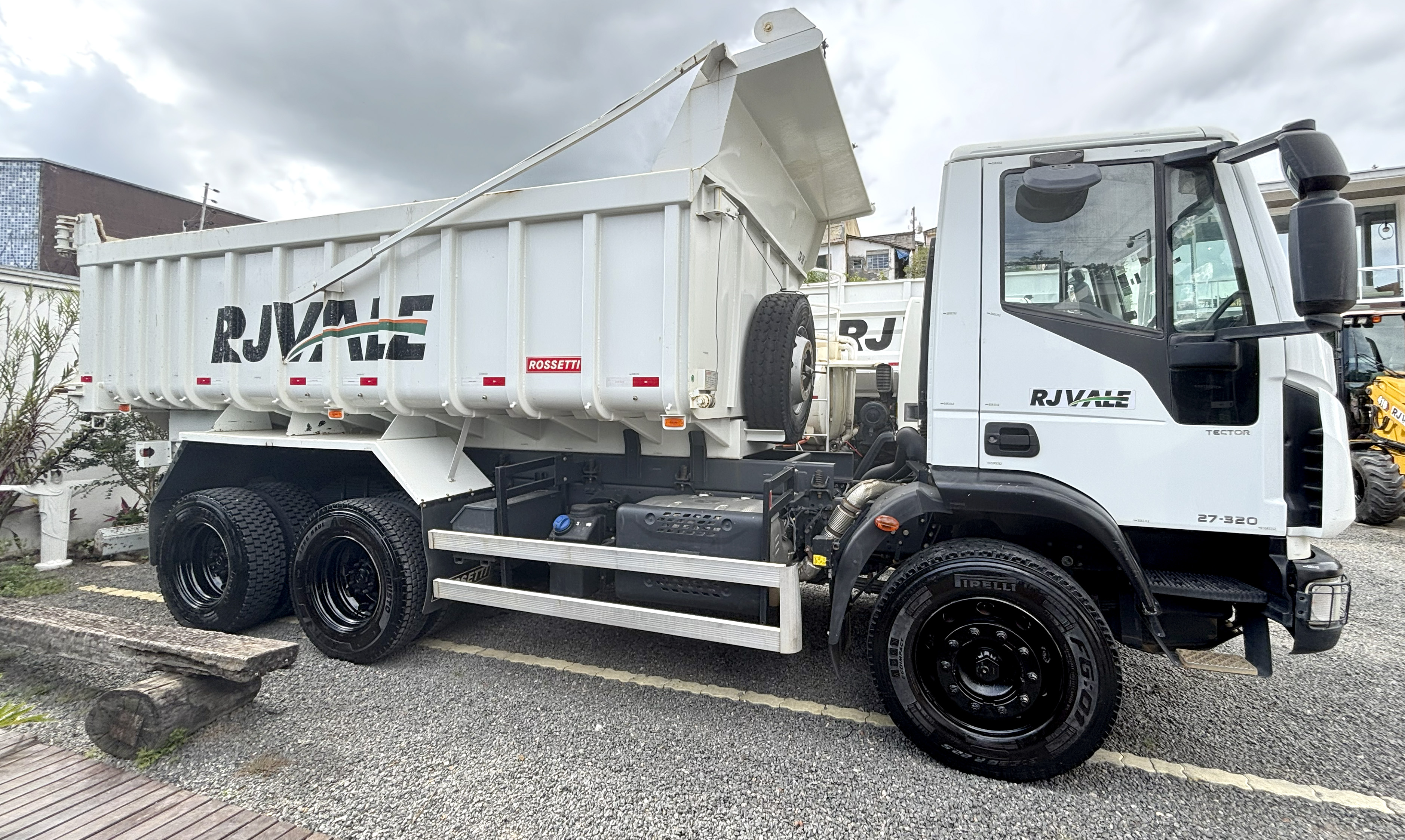 Caminhão Iveco TECTOR 27-320 6x4