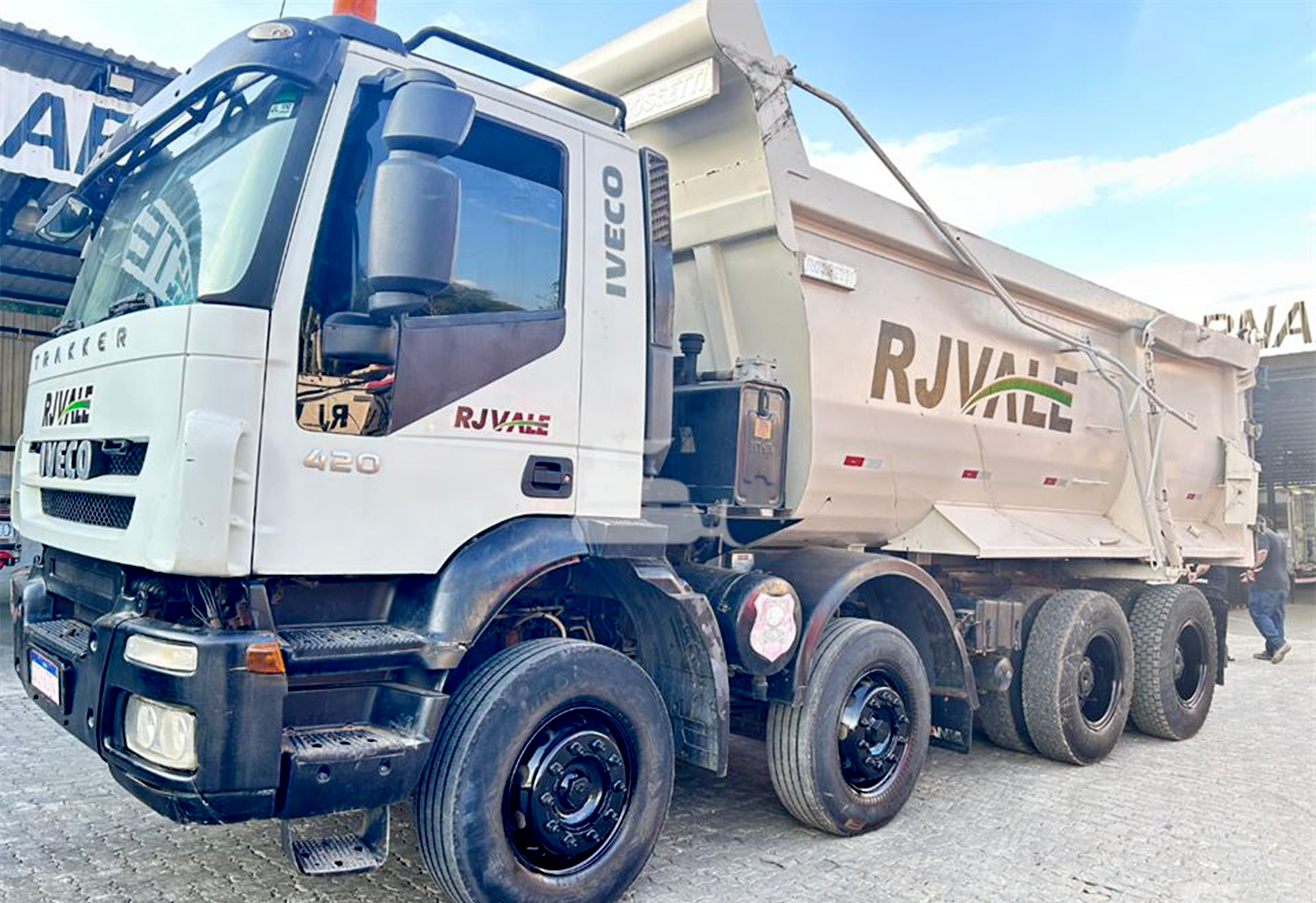 Caminhão IVECO TRAKKER 380-T42 6x4