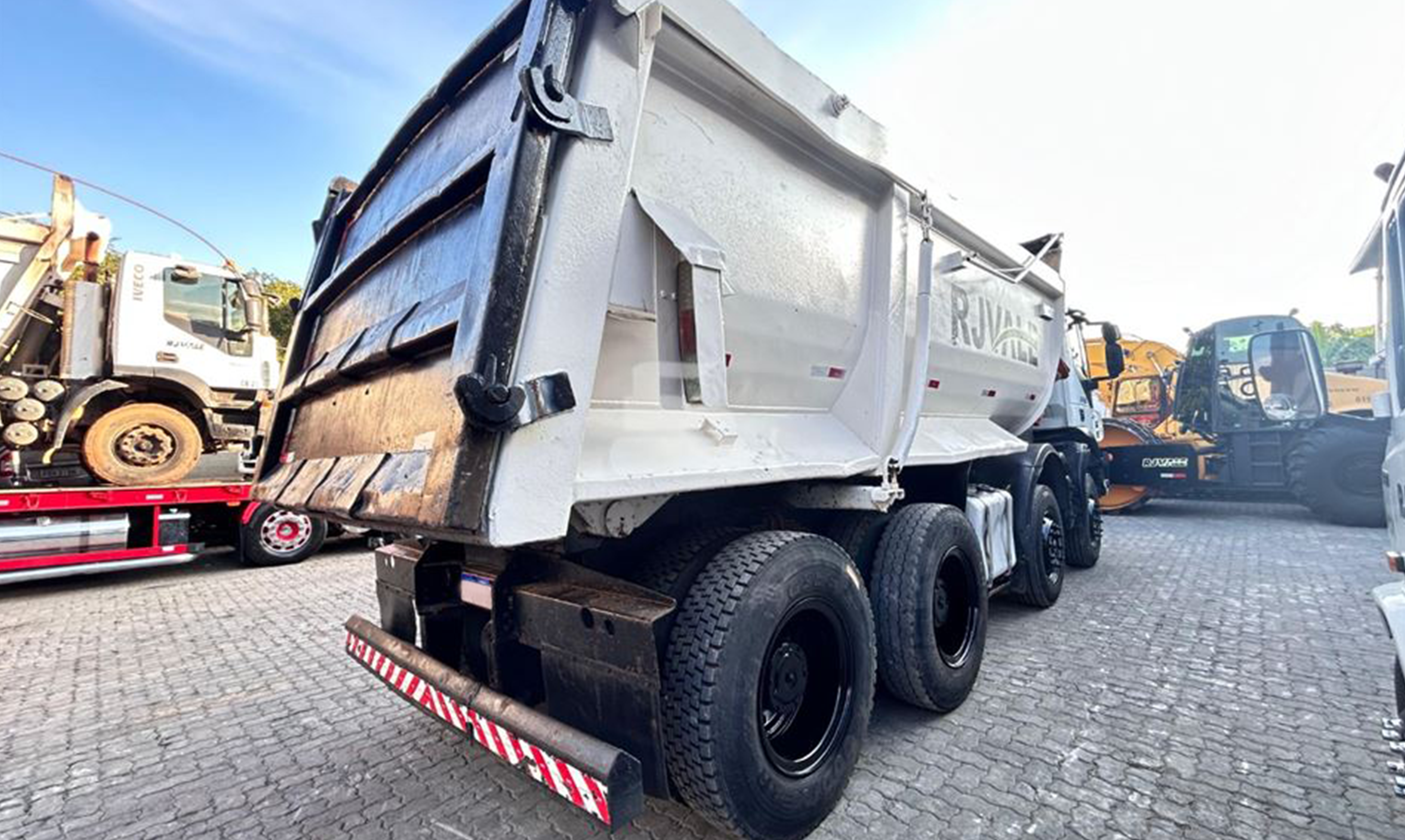 Caminhão IVECO TRAKKER 380-T42 6x4