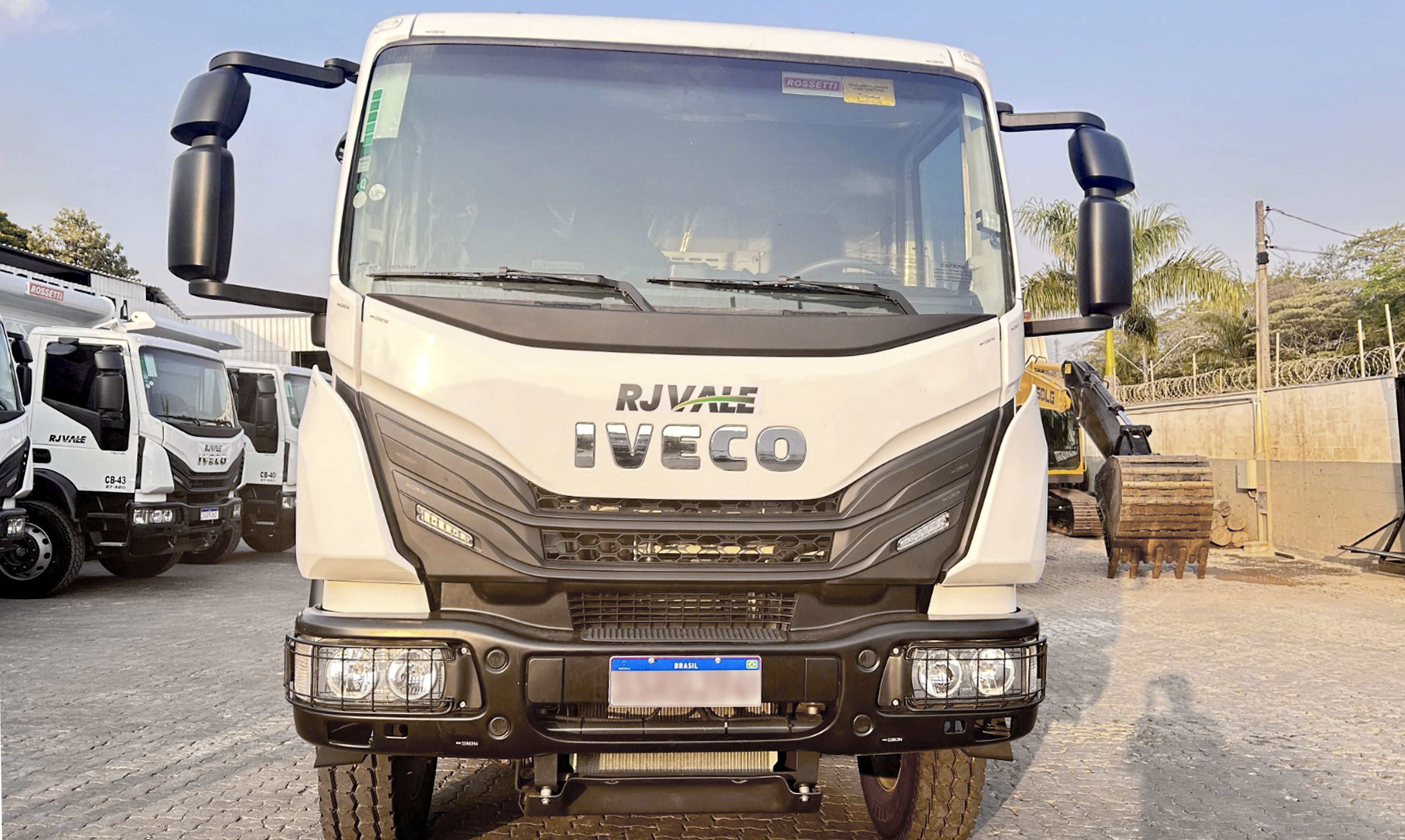 Caminhão Iveco TECTOR 27-320 6x4