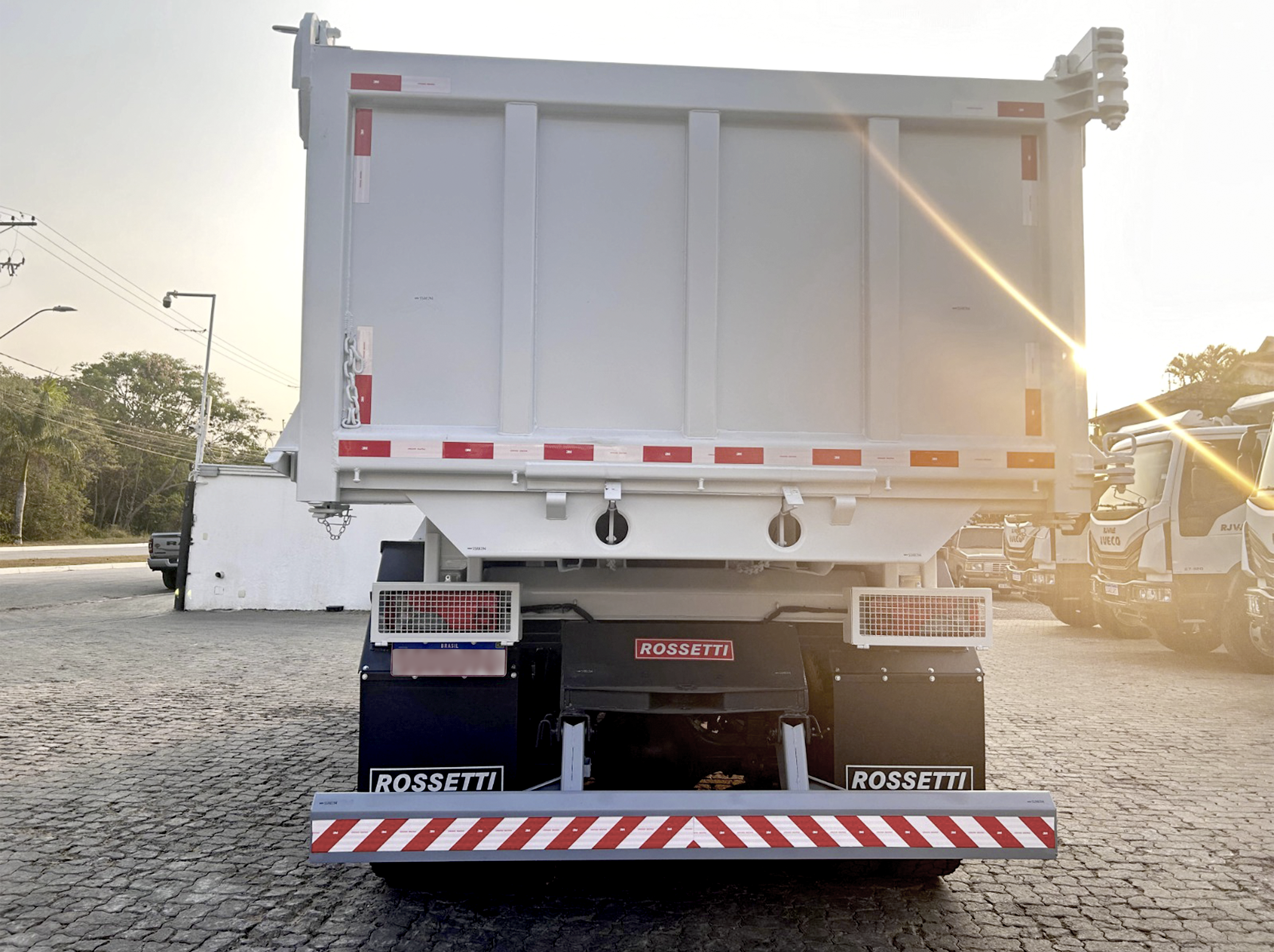 Caminhão Iveco TECTOR 27-320 6x4